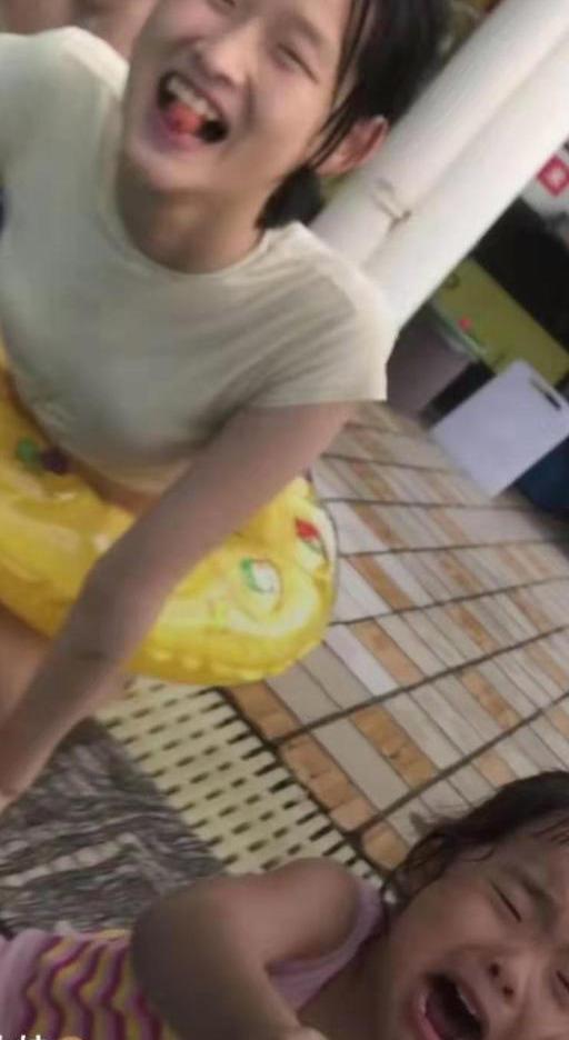 让漂亮的小姨带娃是啥体验？网友：原谅我不厚道的笑了，心疼宝宝