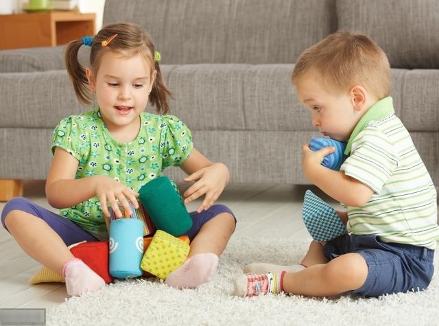 小孩子在一起玩总为玩具打架？面对孩子的工具性攻击，要学会3招