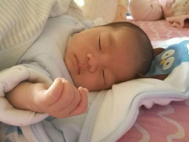 新生儿有这4个症状，属于正常现象并不是生病了，妈妈别太担心