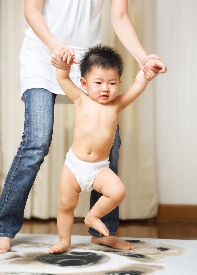 这个月龄前，要让孩子少站立！当心脊柱侧弯