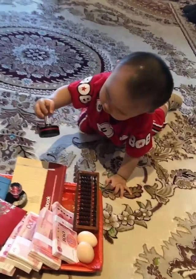 儿子抓周，不取金钱，不拿食物，最终选择让爸爸直呼：后继有人了