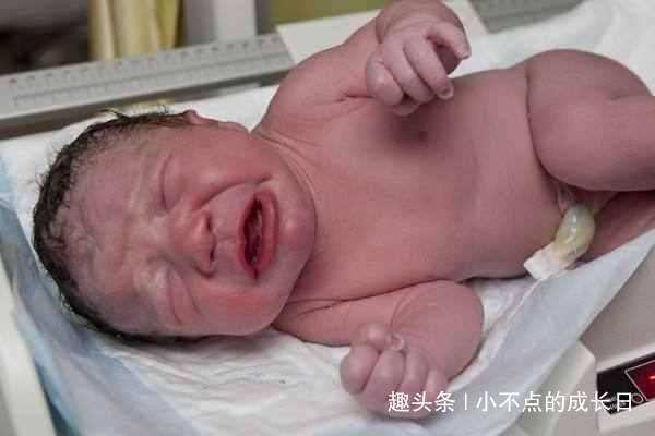 宝宝出生后，第1个抱她的人很重要，但要避免这4种人，并不是迷信