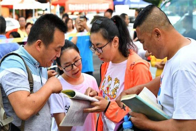 孩子考上大学，父母请亲戚吃饭庆祝，亲戚嘲讽：二流学校，穷显摆