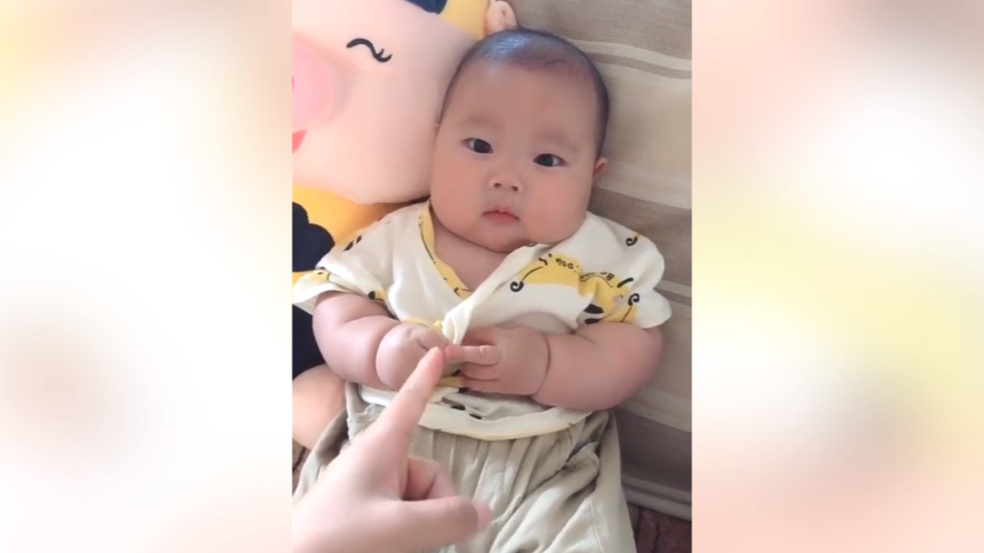 宝宝衣服看起来鼓鼓的，不知道还以为藏了什么东西，萌娃表情很搞笑