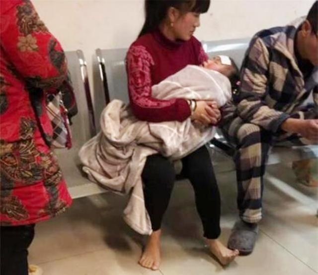 医院里，一位妈妈抱着孩子走红，看到一身打扮感叹：“为母则刚”