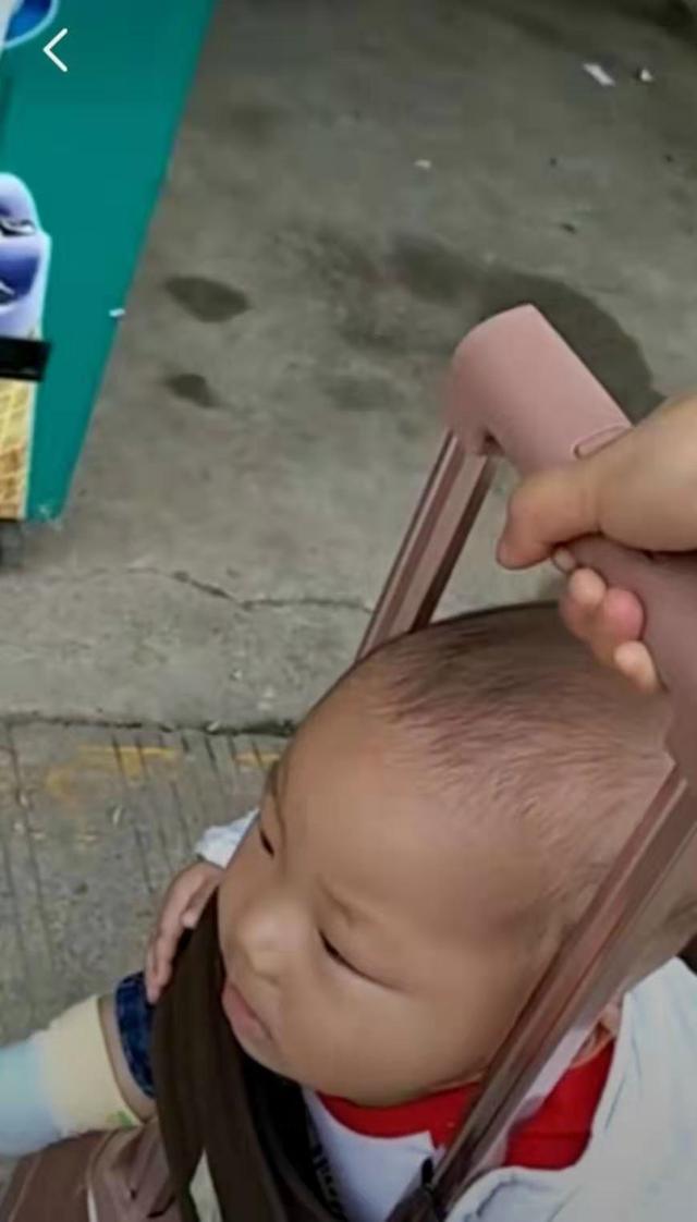 让漂亮的小姨带娃是啥体验？网友：原谅我不厚道的笑了，心疼宝宝