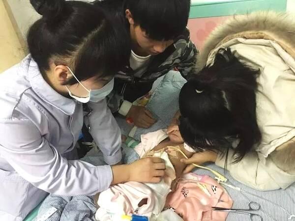 一岁女童被推进手术室，病因却是胃被撑破，很多家长有类似的错误