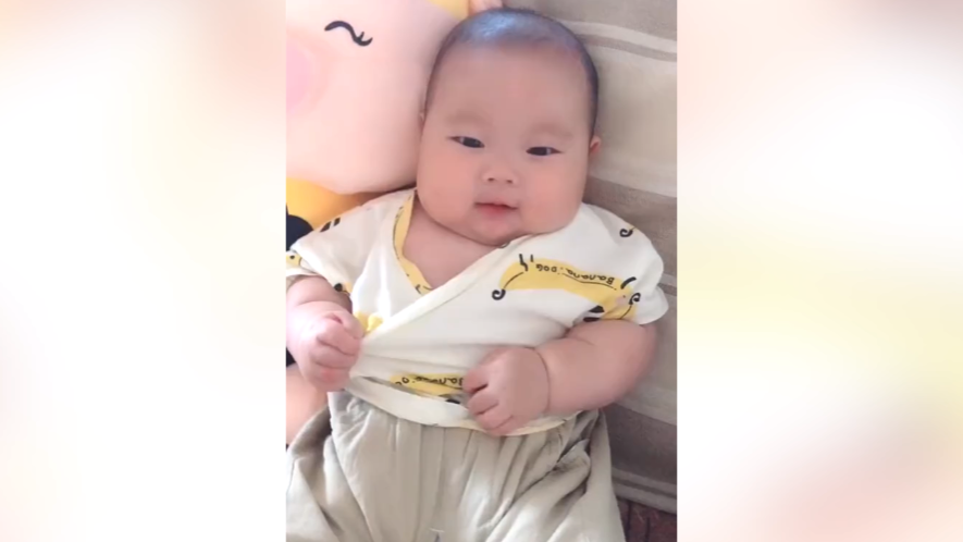 宝宝衣服看起来鼓鼓的，不知道还以为藏了什么东西，萌娃表情很搞笑