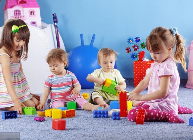 小孩子在一起玩总为玩具打架？面对孩子的工具性攻击，要学会3招