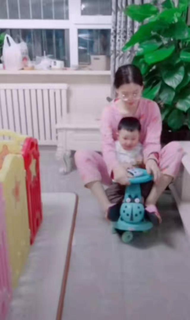 让漂亮的小姨带娃是啥体验？网友：原谅我不厚道的笑了，心疼宝宝