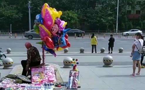 宝妈带娃出门捂眼睛，一到门口就明白了，娃：妈你坏的很呢