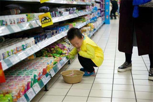 孩子“偷”吃樱桃，店员管教反遭奶奶谴责，网友：结局我很满意