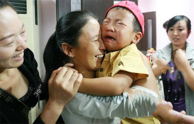 “孩子见了娘，没事哭三场”，这是无理取闹？宝妈千万别理解错了