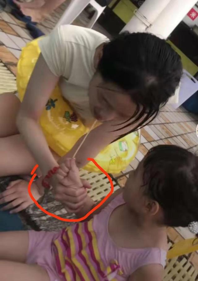 让漂亮的小姨带娃是啥体验？网友：原谅我不厚道的笑了，心疼宝宝