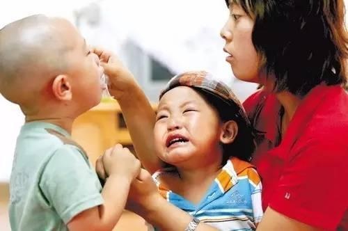 1岁孙子不哭不闹，婆婆到处炫耀“好带”，医生：老人家无知了