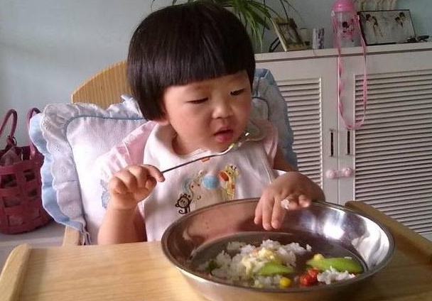 7岁娃来 “姨妈”，医生的话让人惭愧，这3种食物别再让娃吃了