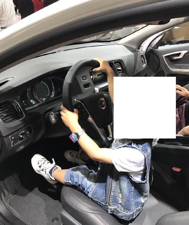 幼儿园作业：上交一张与车有关的照片，孩子家长们的做法引热议