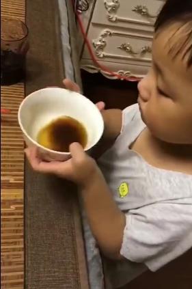 宝宝生病拒绝喝药，妈妈直接放出大招，网友：挟天子以令诸侯