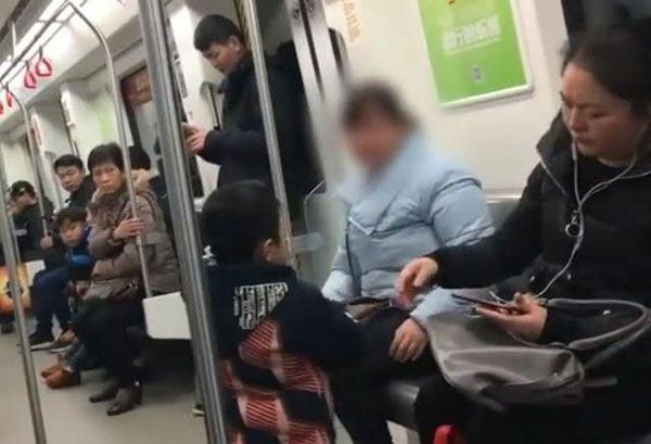 教养体现在细节，3岁男孩在地铁上的行为，网友忍不住赞赏