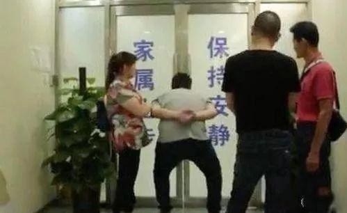 老婆在产房生孩子，老公居然在门口做这种事情，岳父怒给一巴掌