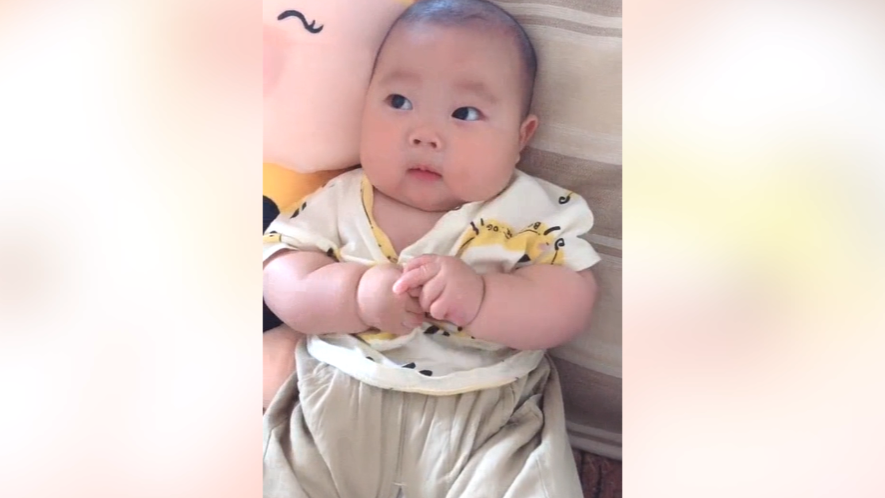 宝宝衣服看起来鼓鼓的，不知道还以为藏了什么东西，萌娃表情很搞笑