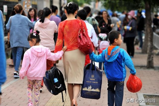 小学生的书包该由谁来背 看家长都咋说