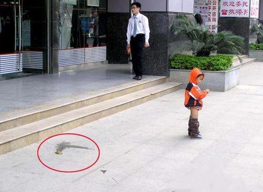 孩子在别人家门口撒尿，妈妈说“孩子还小”，被邻居两句话反怼