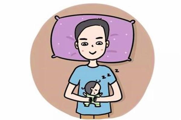 父亲哄宝儿入睡，原来好处这么多，不光宝贝儿受益