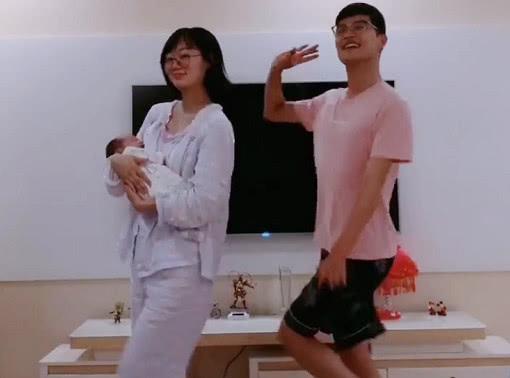 “搞怪夫妇”月子里带娃嗨翻天，网友：这样的老公给我来一打