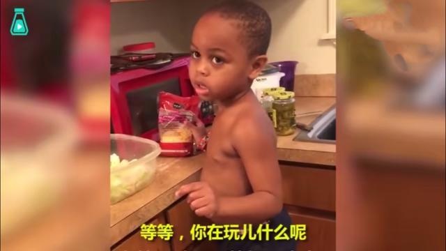 为了不写作业，熊孩子把书包丢进大火，爸爸四十米的大刀已经举起
