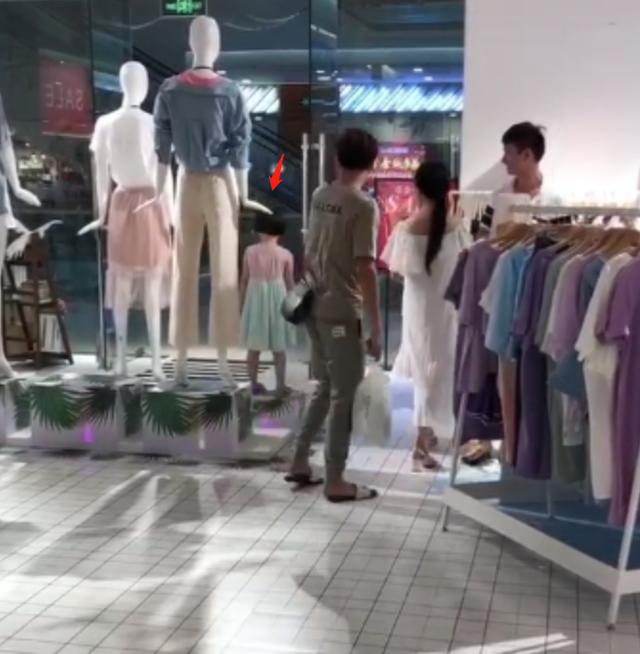 带女儿逛商场，孩子却不见了，找到后的画面让妈妈哭笑不得