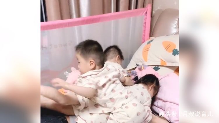 三胞胎叠罗汉压在爸爸身上，玩得不亦乐乎，听说要睡觉谁都不乐意