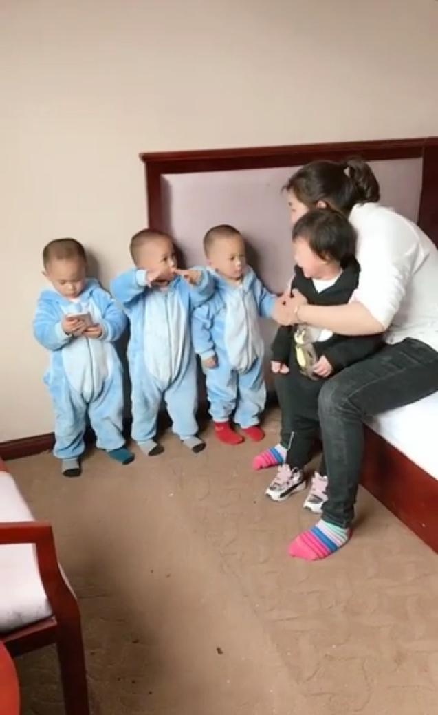 3胞胎把小姨打哭，妈妈一问谁打的，随后宝宝反应，把妈妈逗笑了