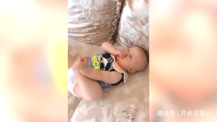 萌娃躺在床上，拿起脚丫啃得不亦乐乎，宝宝这是饿了吗？