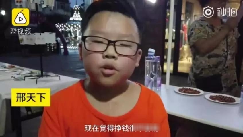 3岁妹妹陪11岁哥哥摆摊：优秀的家长，都在培养孩子的这几项能力