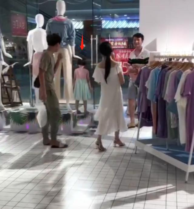 带女儿逛商场，孩子却不见了，找到后的画面让妈妈哭笑不得