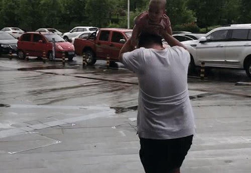 下雨天，奶爸用娃“遮风挡雨”笑翻网友：全网最惨的娃，没有之一