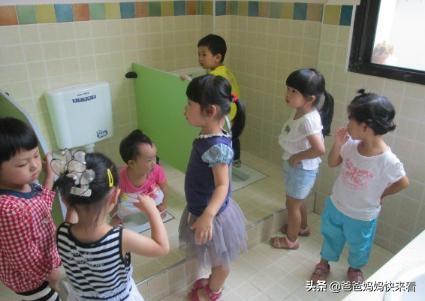 为啥孩子从幼儿园一回家，就奔着厕所而去，这几个原因老师不会说