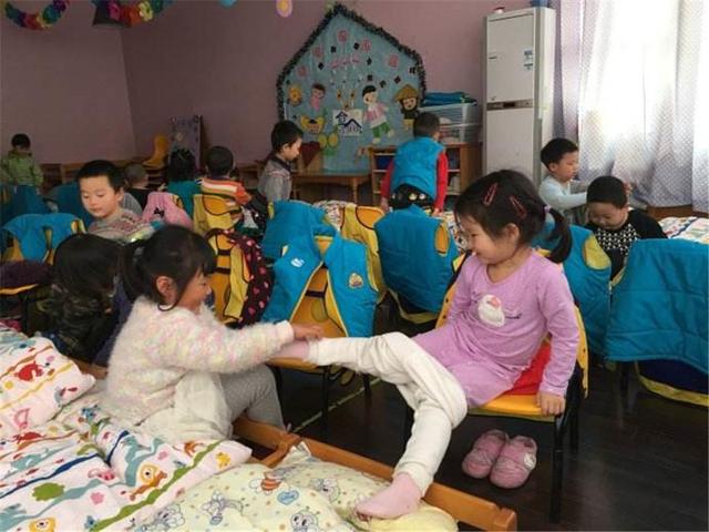 4岁儿子湿着裤子回家，妈妈在家长群质问，老师：我又不是保姆