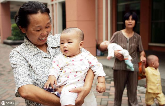把孩子扔给老人带？没处理好这3点，孩子问题多、家中争吵不断