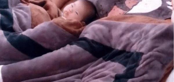 爸爸哄宝宝睡觉自己先睡着了，宝宝的举动太萌了