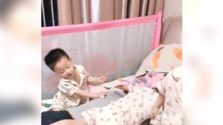 三胞胎叠罗汉压在爸爸身上，玩得不亦乐乎，听说要睡觉谁都不乐意