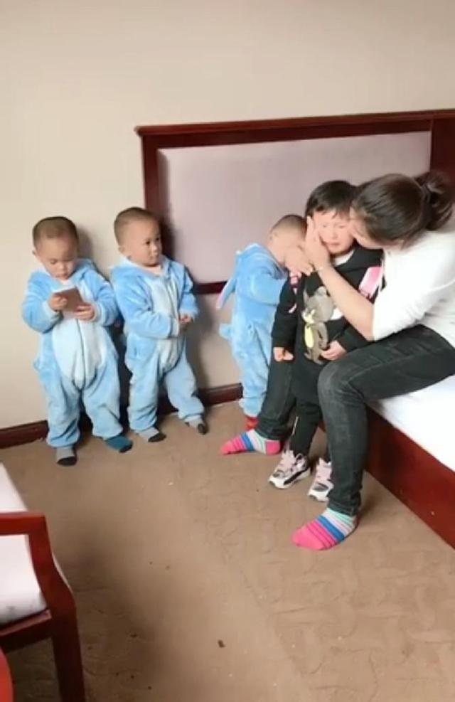 3胞胎把小姨打哭，妈妈一问谁打的，随后宝宝反应，把妈妈逗笑了