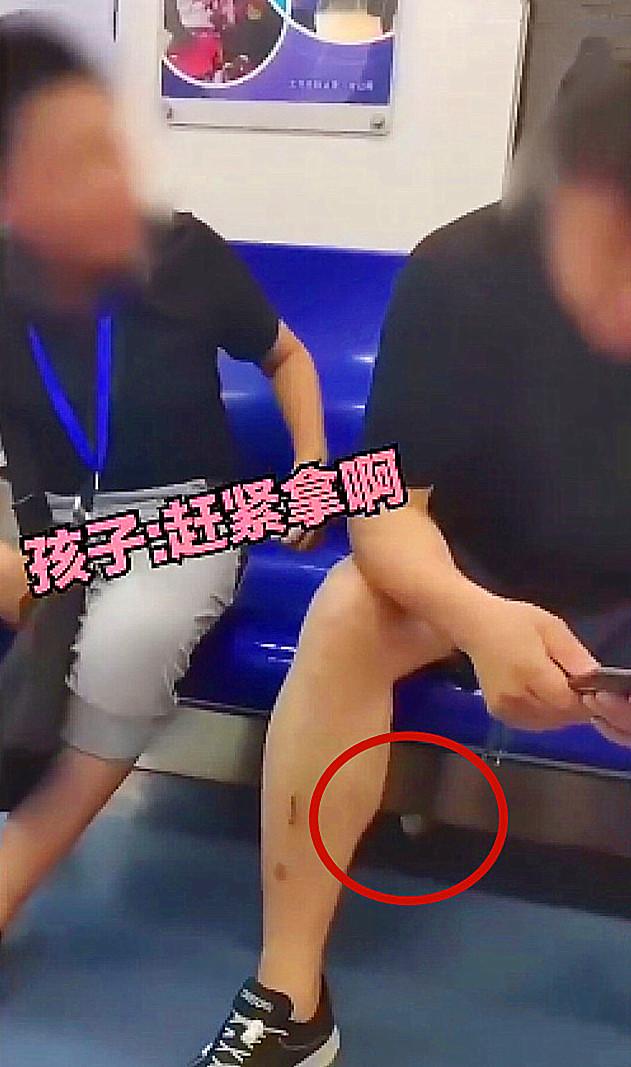 爸爸地铁上随手丢垃圾，孩子劝父亲捡起来被骂，网友：别教坏孩子