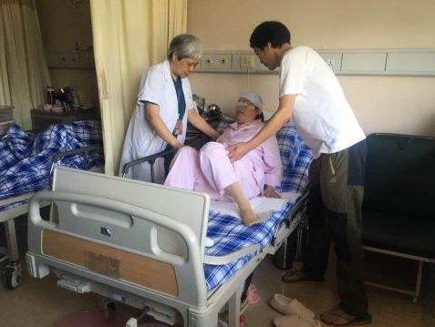 50岁妈妈老来得子，执意要留下，但宝宝出生那一刻大家却没了笑容