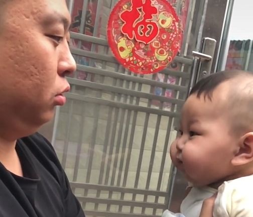 萌娃被迫表演“蛤蟆功”火了，内心OS：我不要面子的吗？