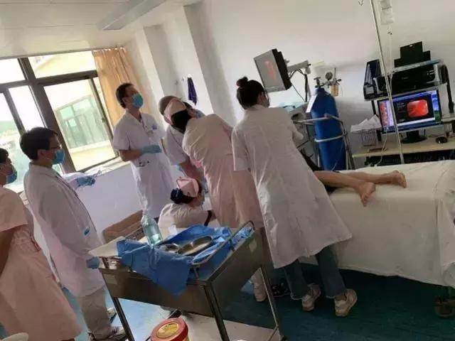 女儿误吞玩具，妈妈这个操作却把自己送进医院