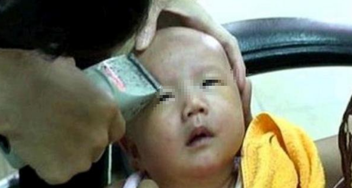 奶奶帮满月孙女刮眉，半年后全家以泪洗面