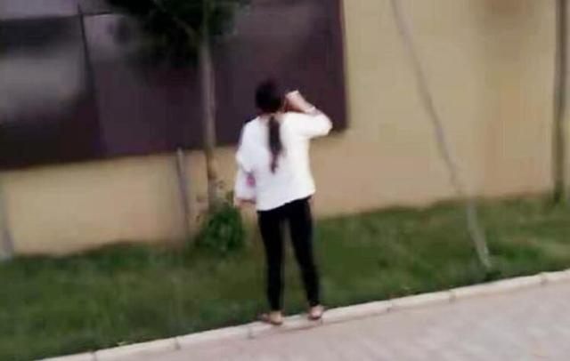 孕妈散步一个小时未归，老公下楼寻找，在街边角落发现这幕