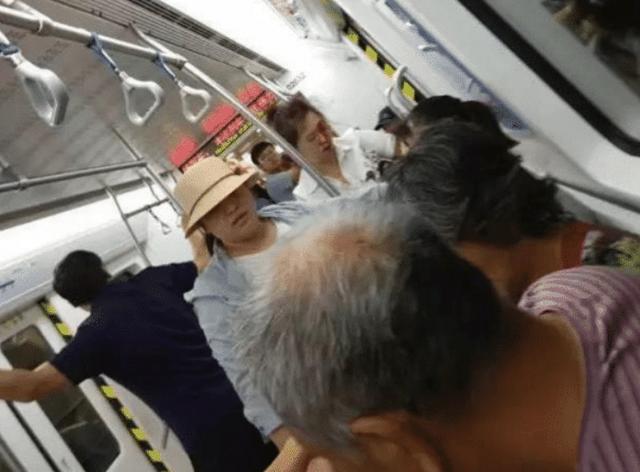 地铁一大妈因座位咒骂：你肚里孩子早晚要掉！遭孕妇扔保温杯砸头